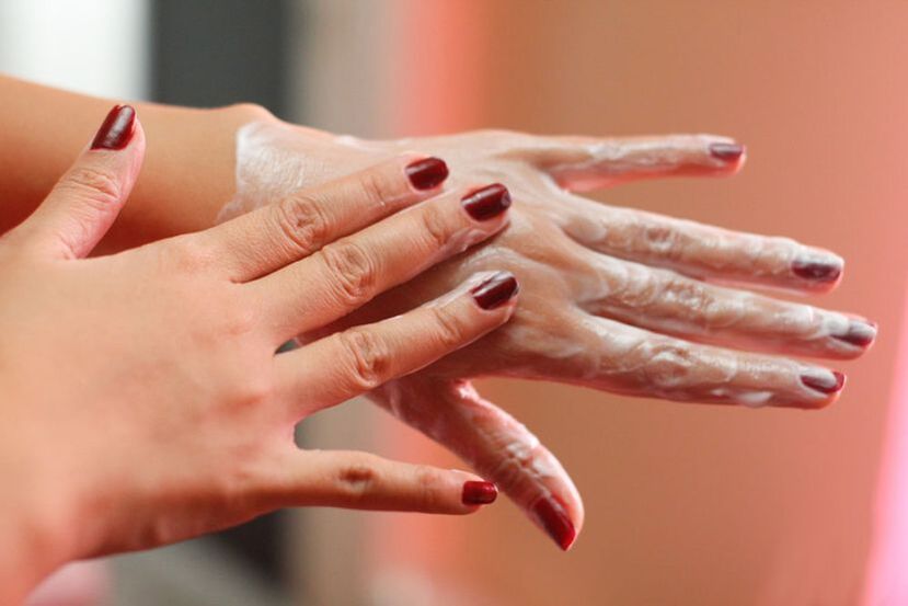 Zur Hautverjüngung die Creme auf die Hände auftragen