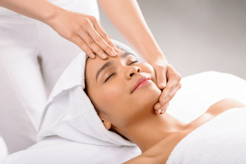 Massage ist eine der Methoden zur Verjüngung der Gesichts- und Körperhaut